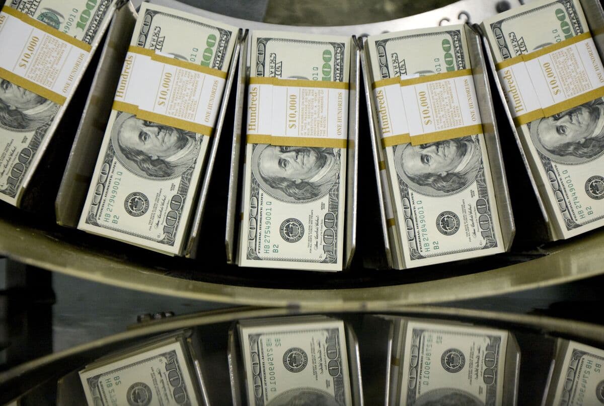 India's FX Reserves Dip, Snapping the Longest Rising Streak in Over Five Years