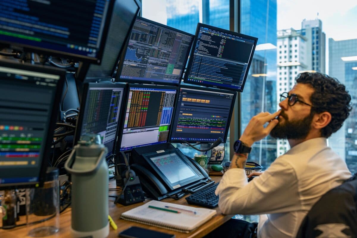 EM Stocks Fall Before Key Earnings, Brazil in Focus as Lula Wins