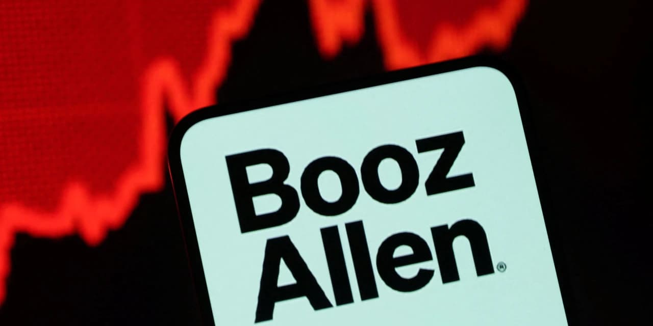 Booz Allen Lifts Earnings Outlook as Profit Climbs